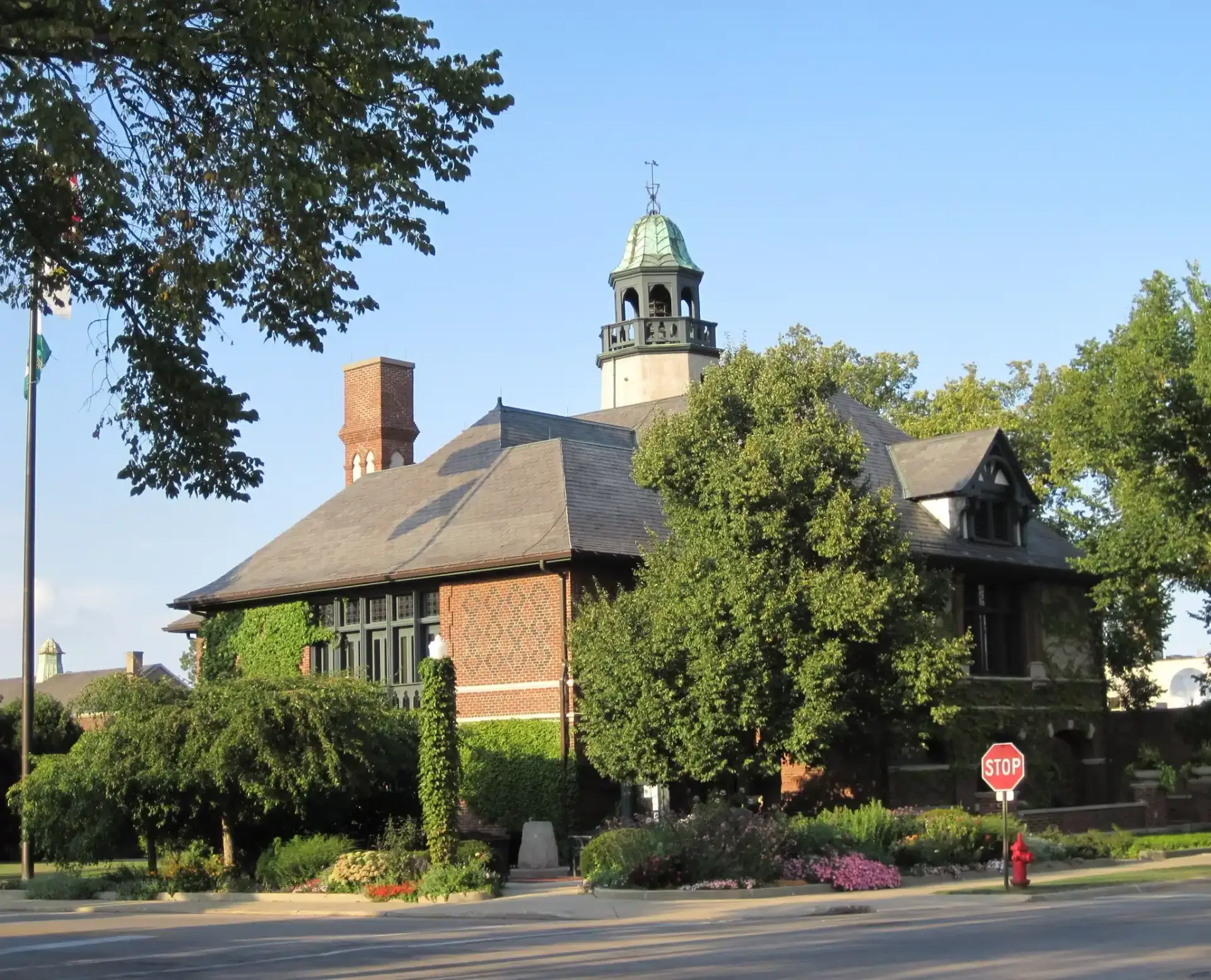 Photograph of Lake Forest City Hall